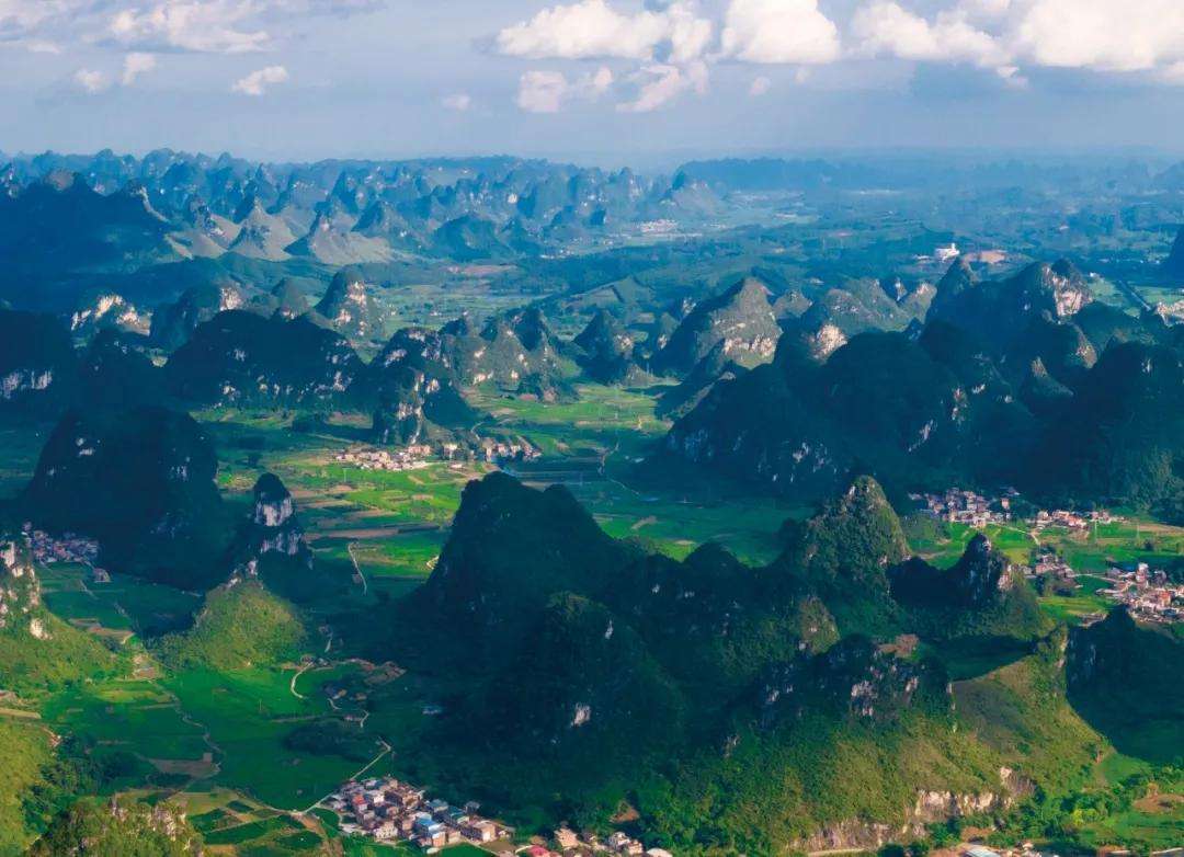 广西多民族风情与壮美山水，一幅生动的画卷